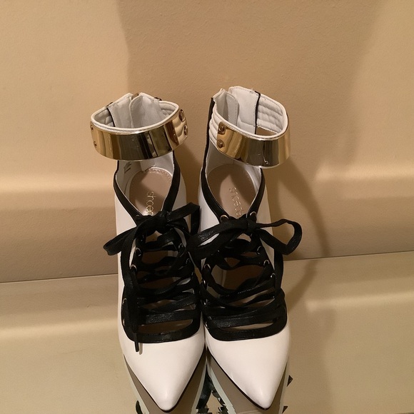 Shoe dazzle Yana black and white lace up shoe booties, size 7 - Picture 3 of 5